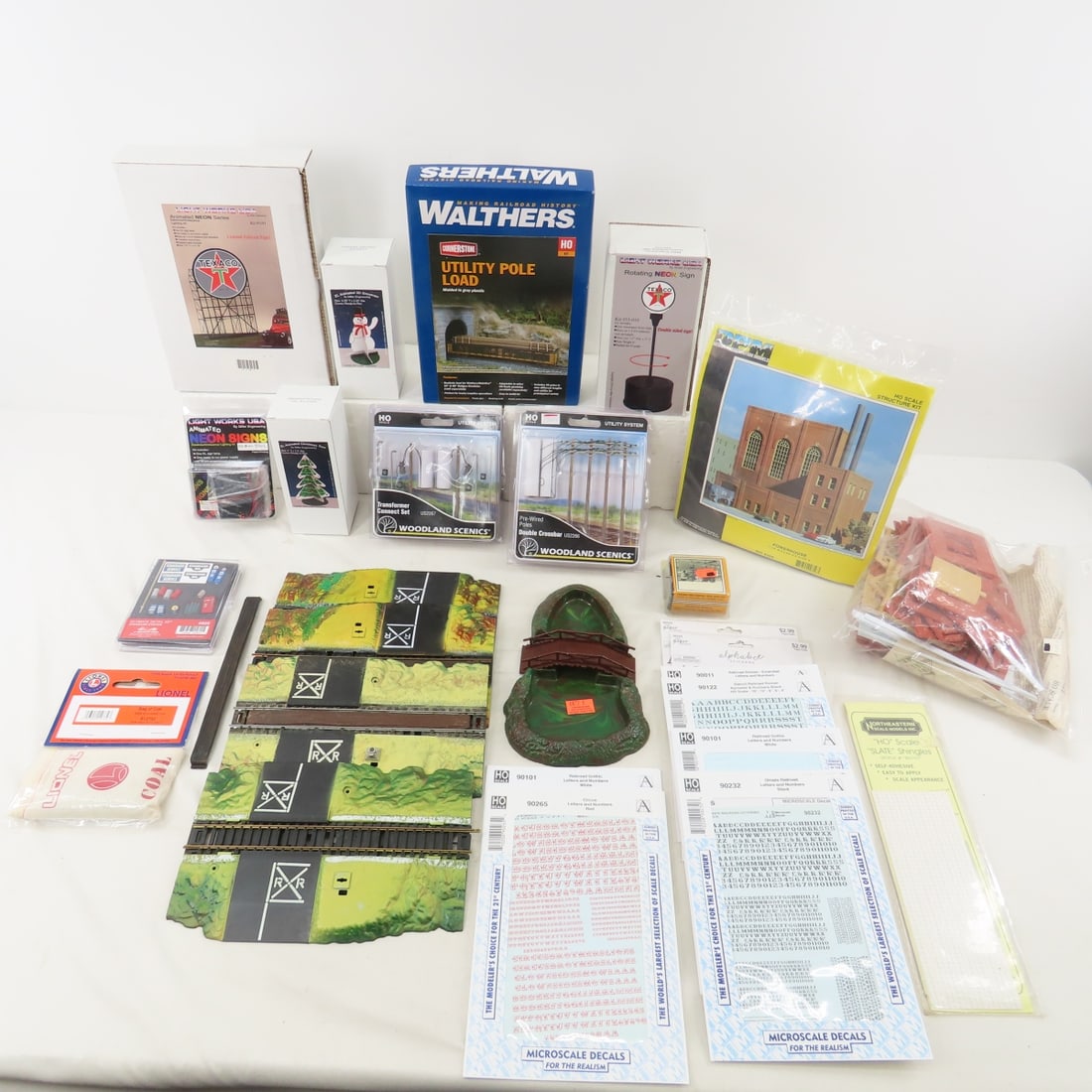 HO Scale Model Train Accessories and More (1 of 15)