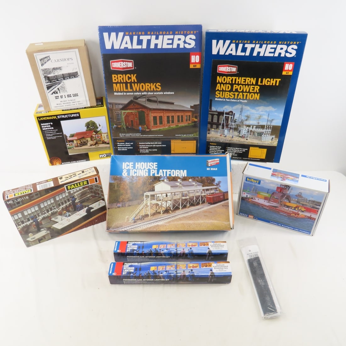 Walthers and other HO building kits, some sealed: Walthers and other HO building kits, some sealed - Please ask questions and read terms & condition before bidding.
