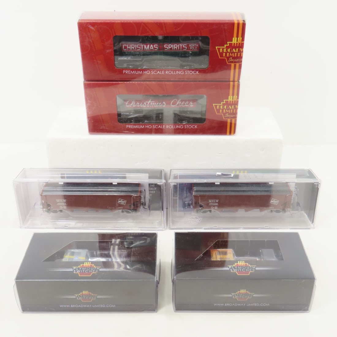 Broadway Limited HO 2 Plymouth switchers & 4 cars (1 of 11)