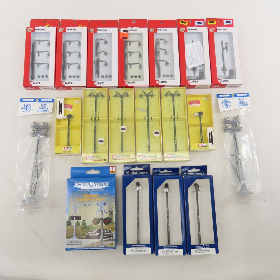 Walthers, Brawa & Other HO Lamps & Signals NIP: Walthers, Brawa & Other HO Lamps & Signals NIP - Please ask questions and read terms & condition before bidding.