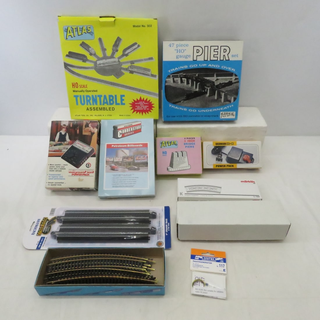 HO Turn Table, Piers,Transformer & Accessories (1 of 16)