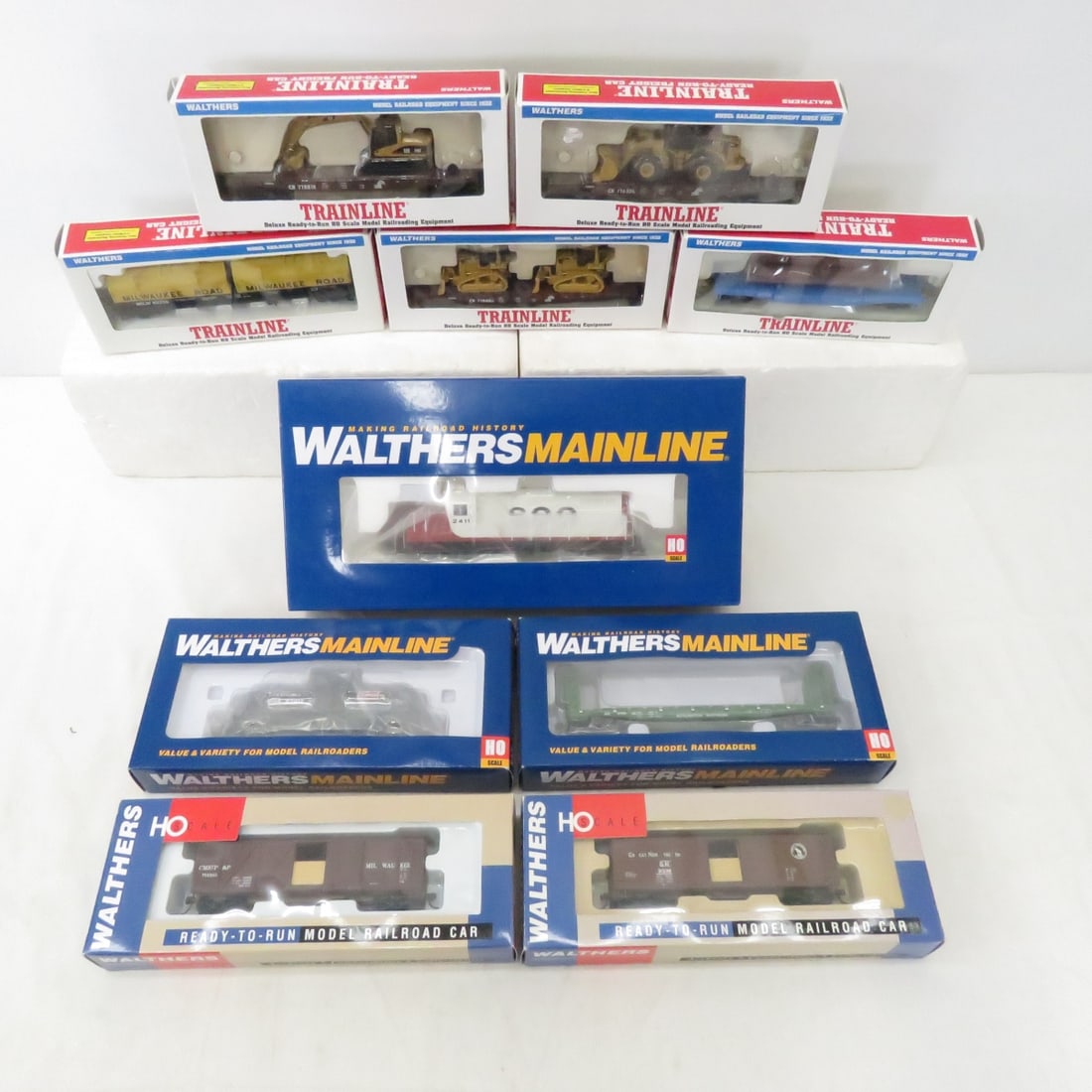 Walthers Mainline EMD GP9 Loco & 9 HO Train Cars (1 of 12)
