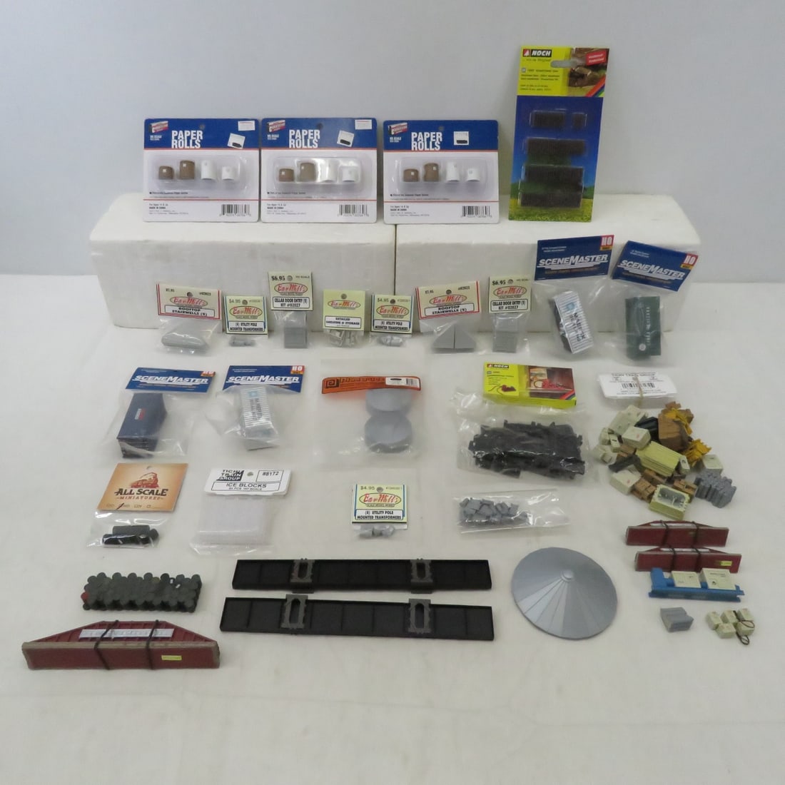 Walthers & other HO Train accessories NIP: Walthers & other HO Train accessories NIP - some loose as well Please ask questions and read terms & condition before bidding.