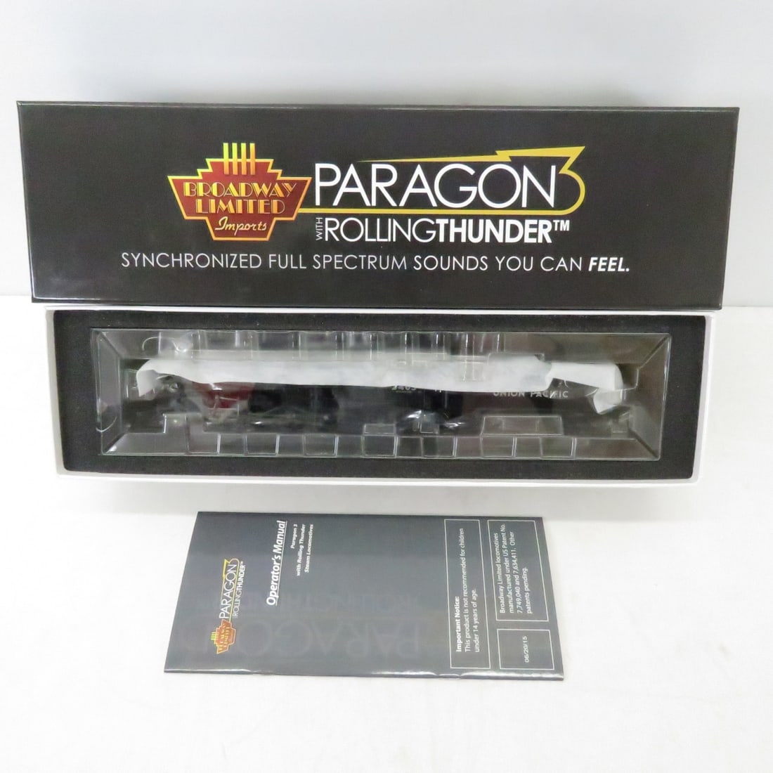 Paragon with Rolling Thunder Locomotive 5579 NIB (1 of 4)