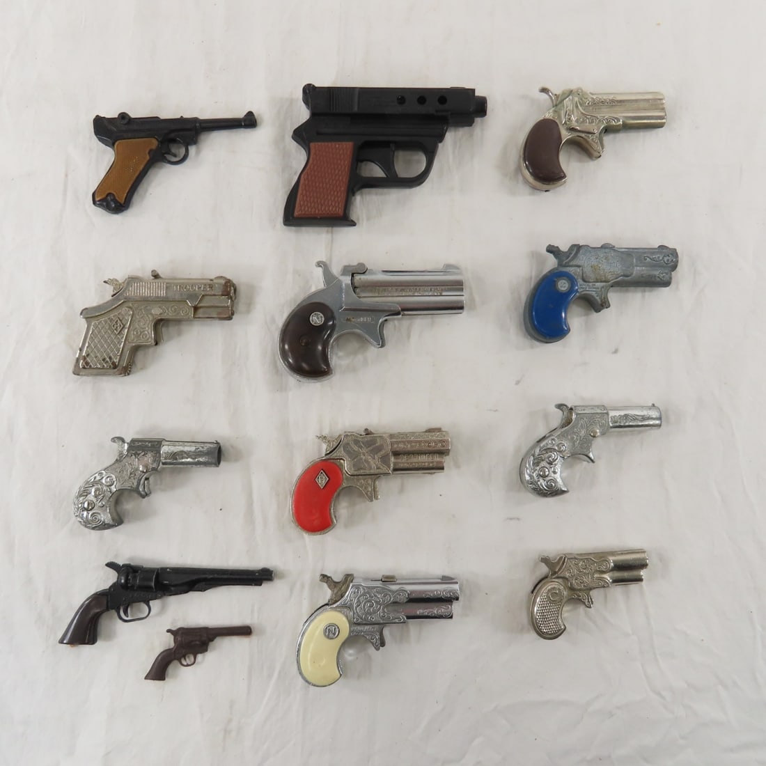 12 Vintage Mini Cap Guns-Trooper, Giant & Others: 12 Vintage Mini Cap Guns-Trooper, Giant & Others - most work- a few need repair Please ask questions and read terms & conditions before bidding.