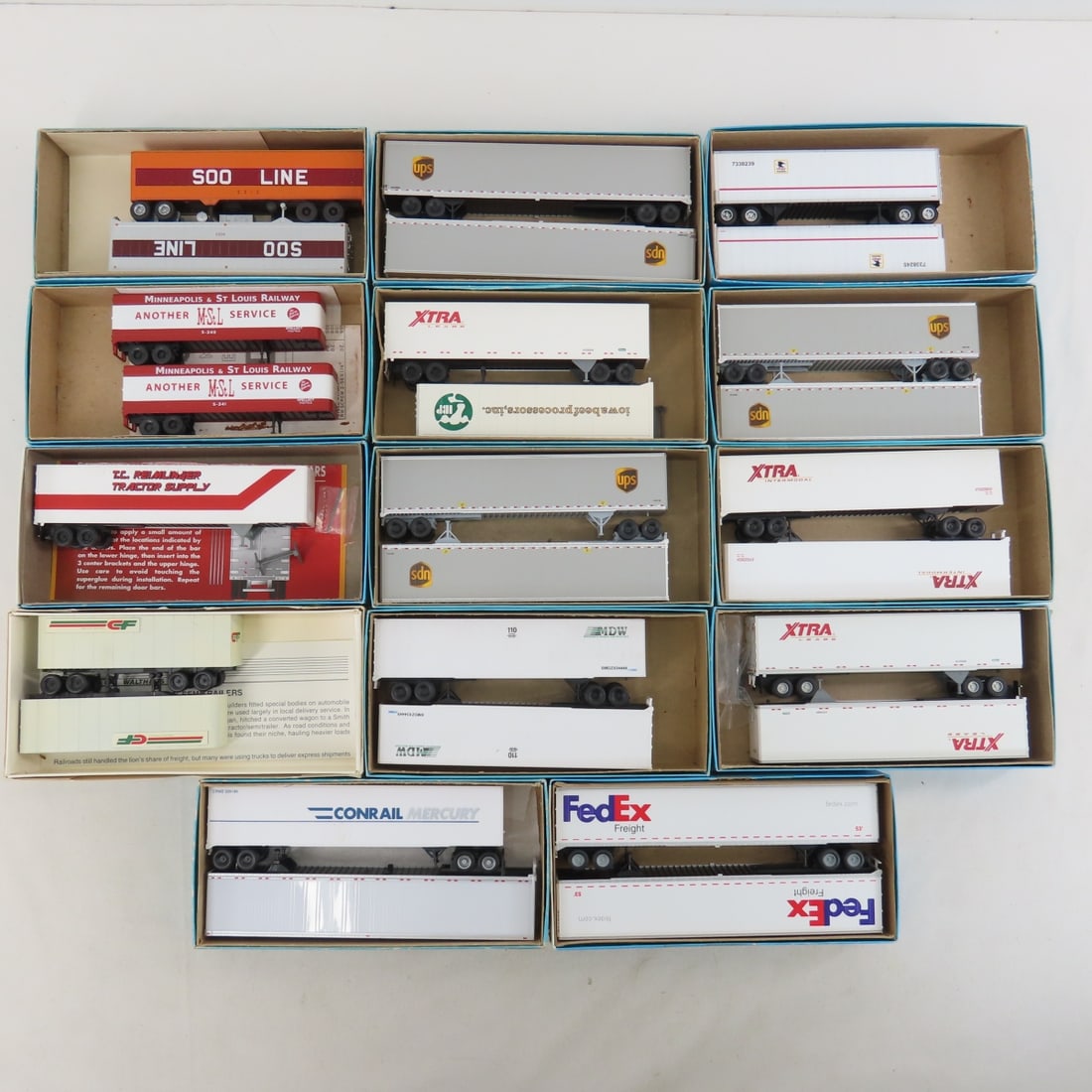 28 Assorted HO Semi Trailers (1 of 8)