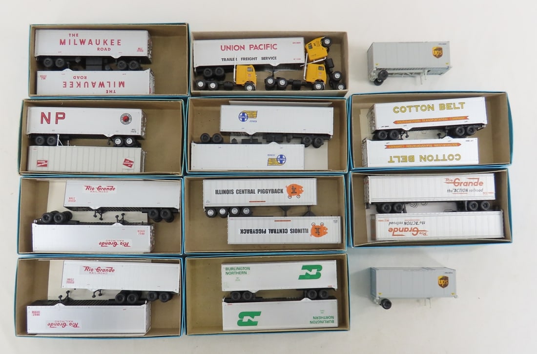 3 HO Semi Cabs and 20 20' & 40' Trailers (1 of 7)