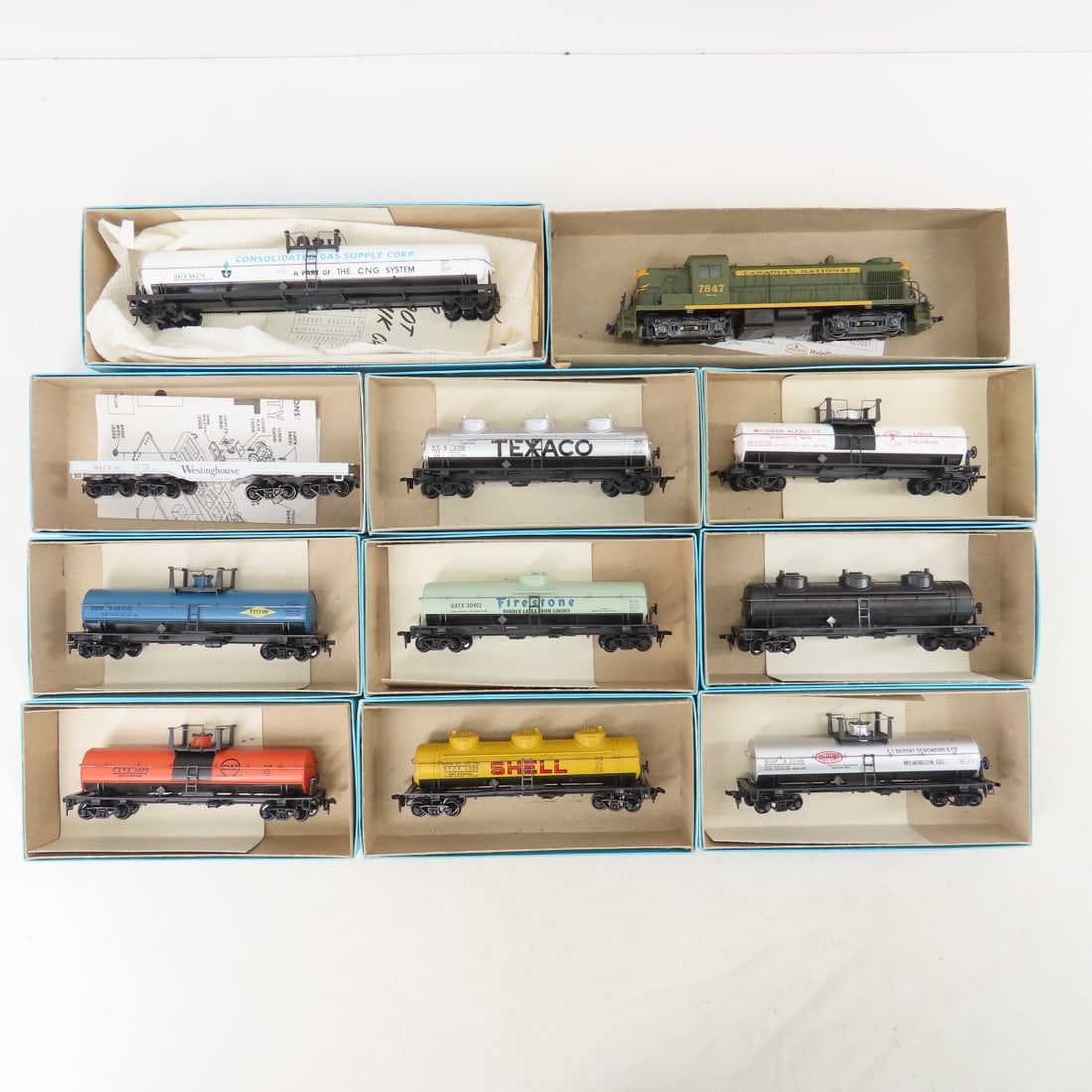 CN 7847 Locomotive & 10 HO Athearn Kit Cars (1 of 14)