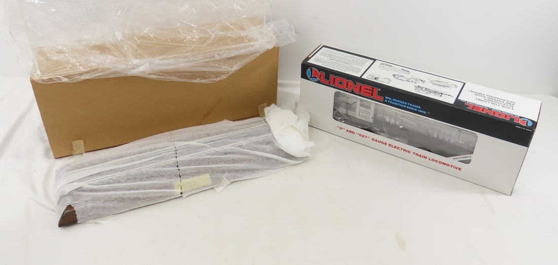 Lionel Susquehanna RS-3 Diesel Locomotive NIB: Lionel Susquehanna RS-3 Diesel Locomotive NIB - with acrylic display case Please ask questions and read terms & conditions before bidding.