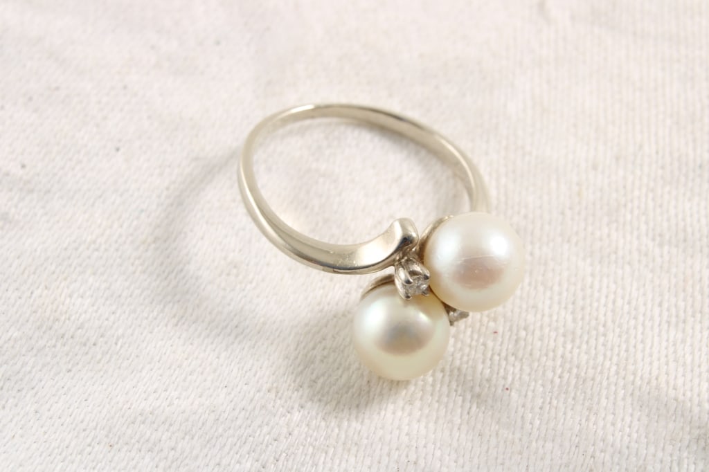 14k Gold Size 5 1/4 Ring 2.9 Grams pearls/diamonds: 14k Gold Size 5 1/4 Ring 2.9 Grams pearls/diamonds - Small diamond chips as pictured. Please ask questions and read terms & conditions before bidding.