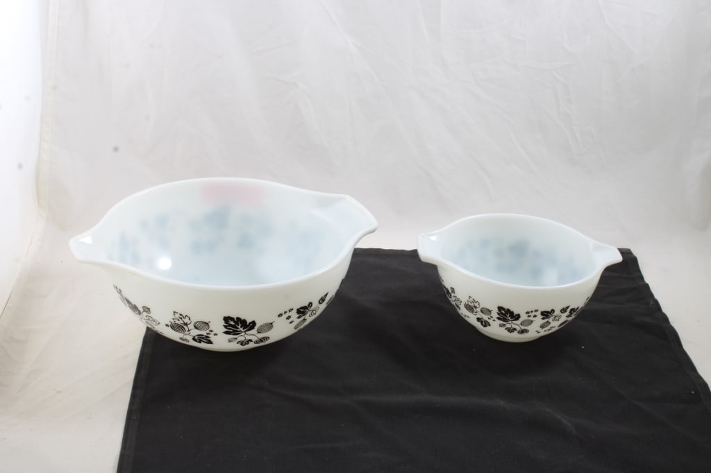 Pyrex Gooseberry Pattern Bowls 2 1/2 qt & 1 1/2 pt: Pyrex Gooseberry Pattern Bowls 2 1/2 qt & 1 1/2 pt - 2 Pyrex Gooseberry Nesting Bowls #14 & #29 as pictured. Please ask questions and read terms & conditions before bidding.