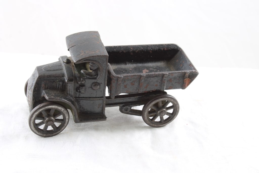 Arcade Mack C Cab Cast Iron Dump Truck (1 of 10)