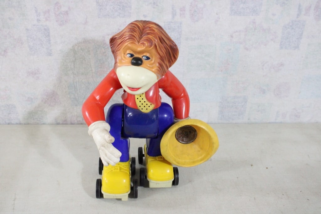 1963 Skating Monkey by Ideal Battery Operated Toy: 1963 Skating Monkey by Ideal Battery Operated Toy - Untested. As pictured. Please ask questions and read terms & conditions before bidding.