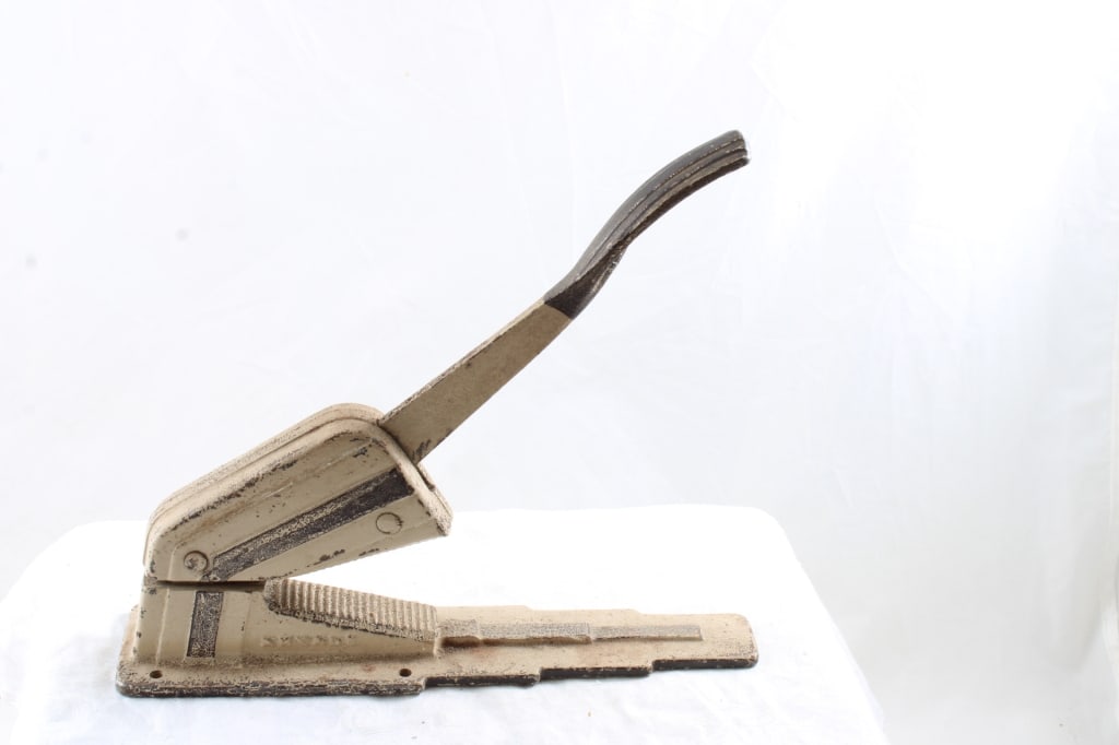 Arcade Cast Iron Nut Cracker (1 of 9)