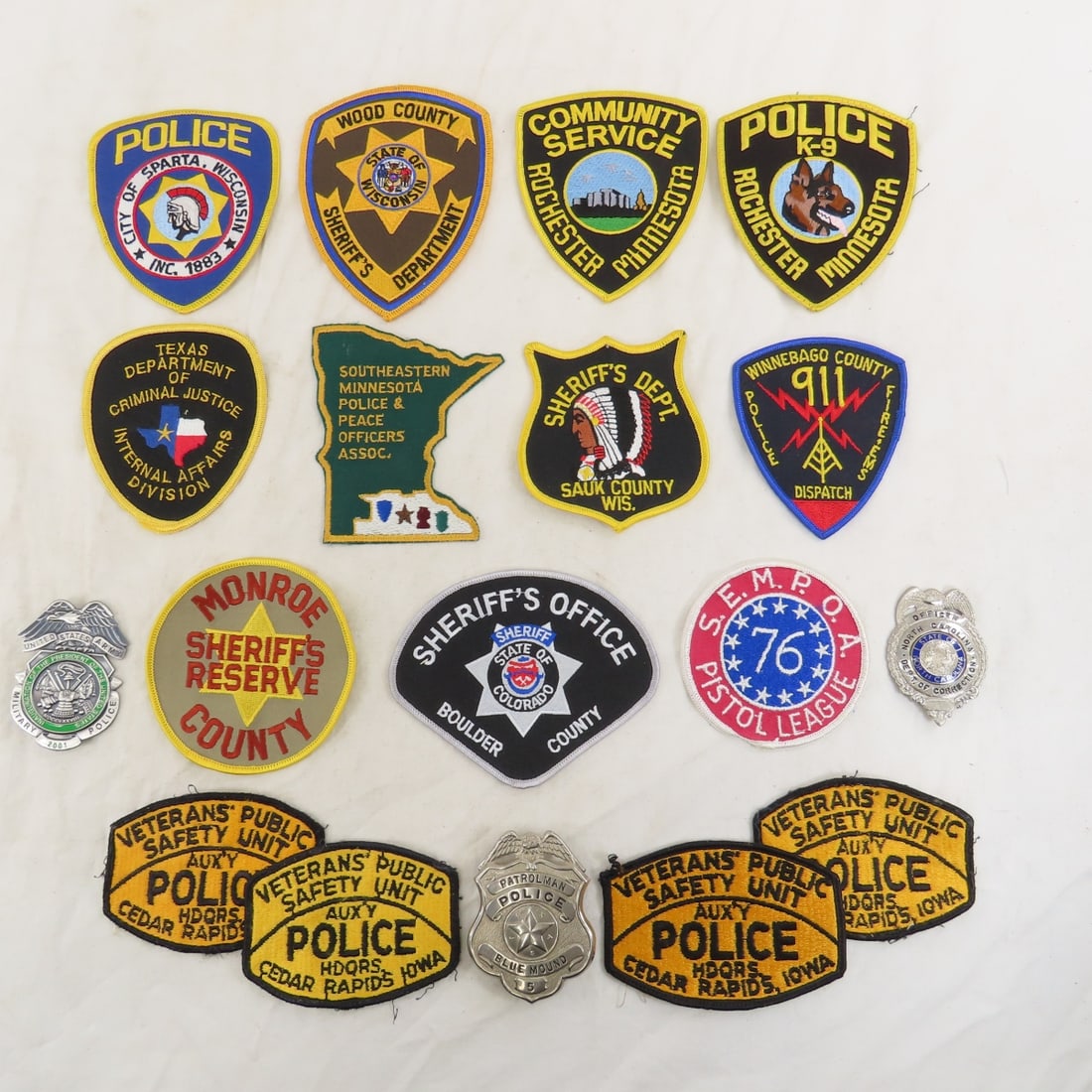 Assorted US police badges and patches (1 of 11)