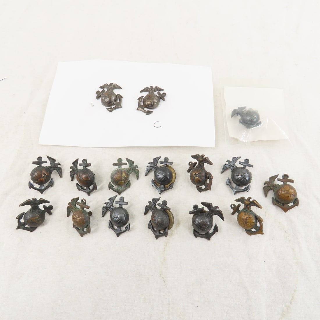 WWII USMC Garrison cap insignia & collar pins (1 of 11)