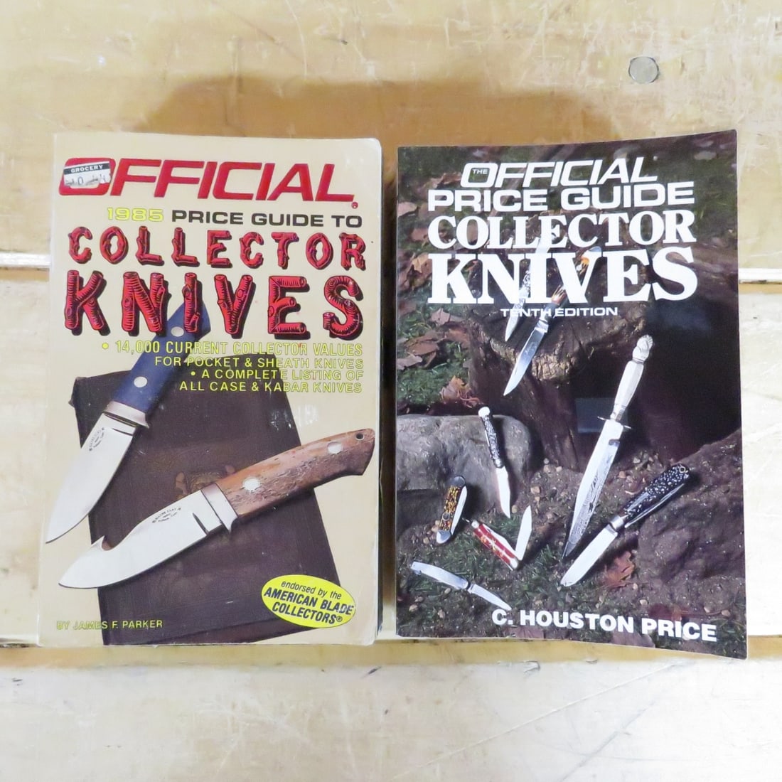 2 Official Price Guide to collectors knives (1 of 10)