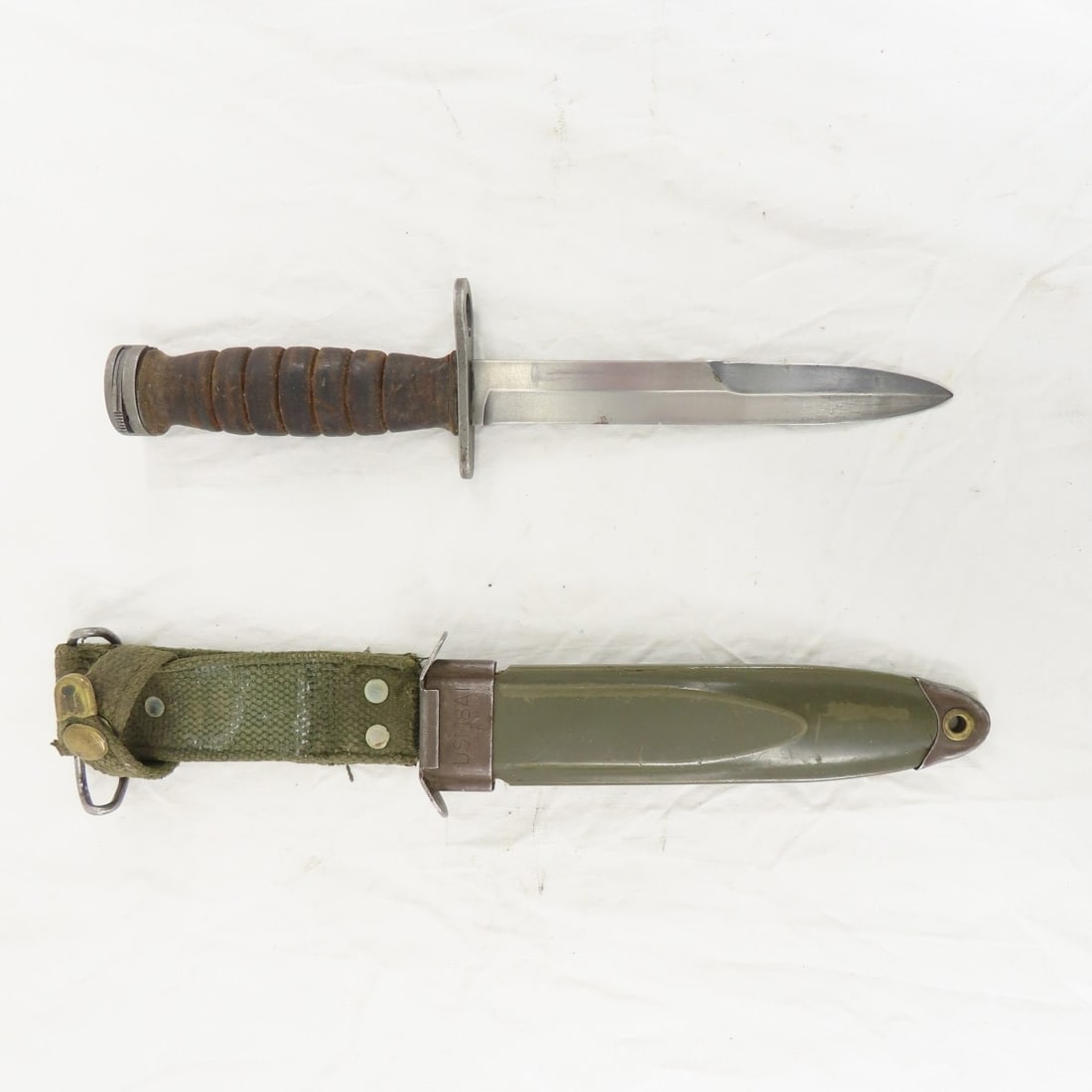US M4 Camillus Bayonet & USMA81 PWH Scabbard: US M4 Camillus Bayonet & USMA81 PWH Scabbard-PWH - Pennsylvania Working Home for the Blind Please ask questions and read terms & conditions before bidding.