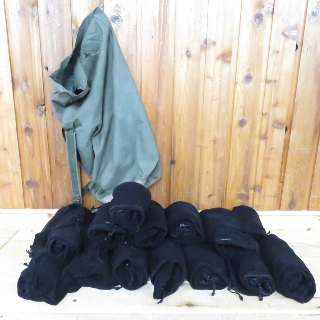 Black Fleece Bibs: Black Fleece Bibs-Medium Regular. Includes Duffle Bag. Please ask questions and read terms & conditions before bidding.
