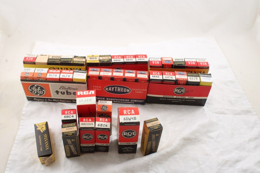 Vintage Various Brands Radio/TV Vacuum Tubes: Vintage Various Brands Radio/TV Vacuum Tubes - As pictured. Please ask questions and read terms & conditions before bidding.