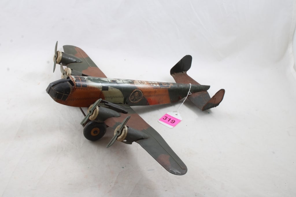 Marx Military Bomber Windup Camouflage Airplane (1 of 17)