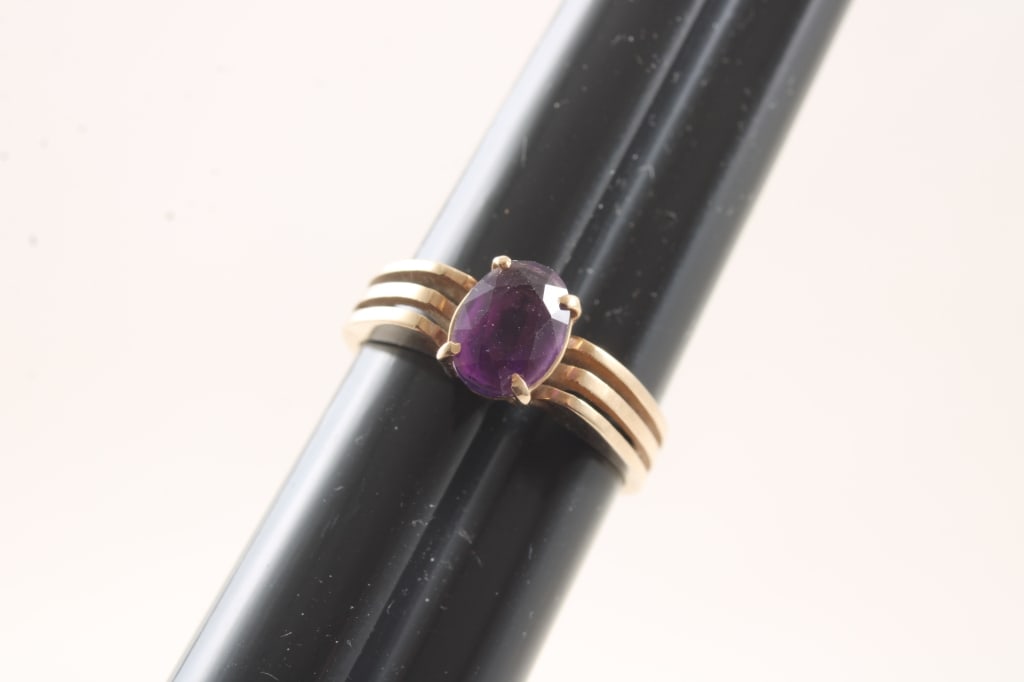 10kt Gold Ring w/Purple Stone 3.1 Grams (1 of 9)