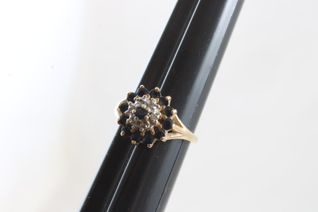 10kp Gold Ring Size Six 3.3 Grams: 10kp Gold Ring Size Six 3.3 Grams - As pictured. Please ask questions and read terms & conditions before bidding.