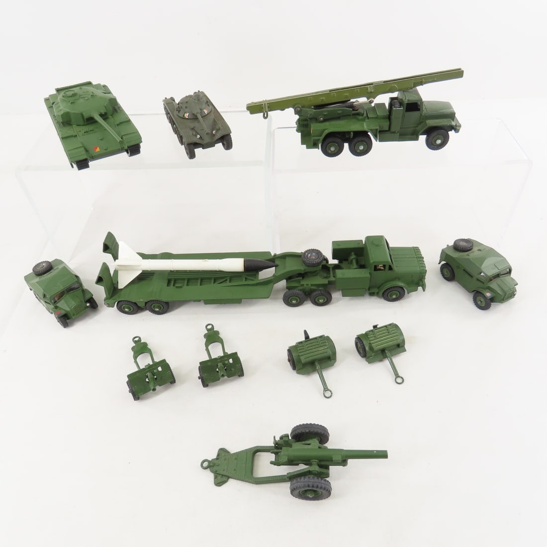 6 Dinky Toys military vehicles & 5 attachments (1 of 16)