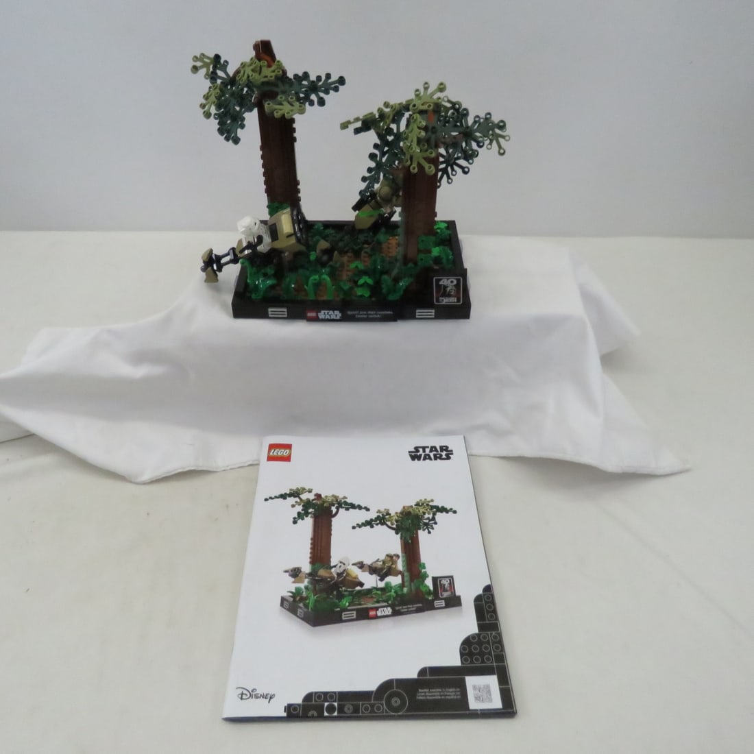 LEGO #75353 STAR WARS ROTJ Endor Speeder Chase: LEGO #75353 STAR WARS ROTJ Endor Speeder Chase - Diorama With Booklet. As shown Please read terms & conditions and ask questions before bidding.