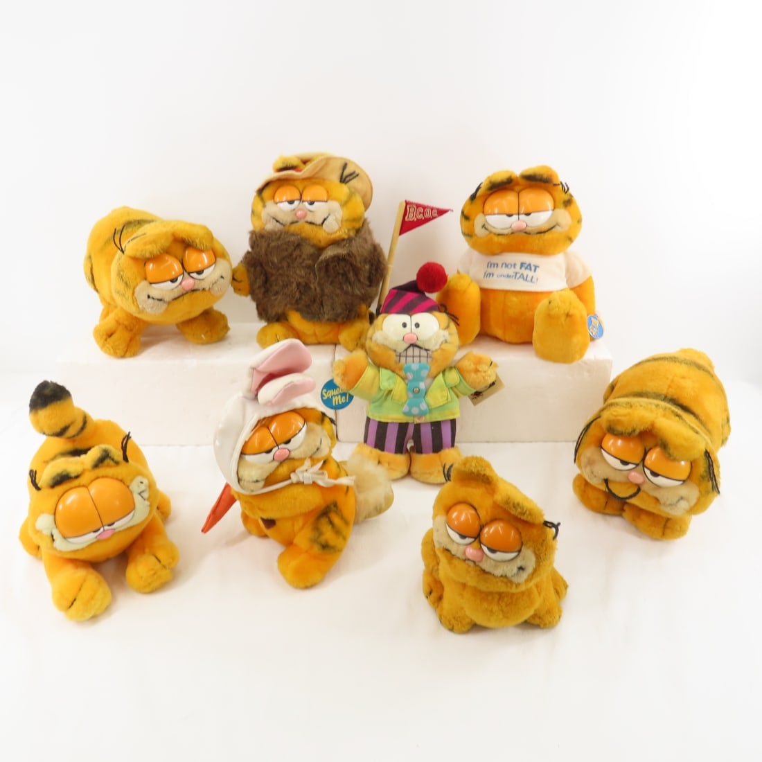 8 Vintage 1980's Garfield Plush: 8 Vintage 1980's Garfield Plush - Party Time- has bow tie that spins ( crack in bow tie), all in used condition-most displayed- some with hang tags Please read terms & conditions and ask questions bef