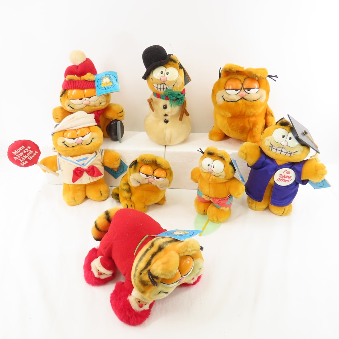 8 Vintage 1980's Garfield Plush: 8 Vintage 1980's Garfield Plush - all in used condition-most displayed- some with hang tags Please read terms & conditions and ask questions before bidding.