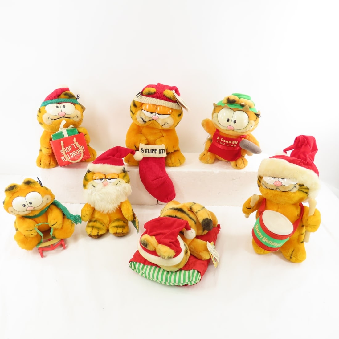 7 Vintage 1980's Garfield Christmas Plush: 7 Vintage 1980's Garfield Christmas Plush - all in used condition-most displayed- some with hang tags Please read terms & conditions and ask questions before bidding.