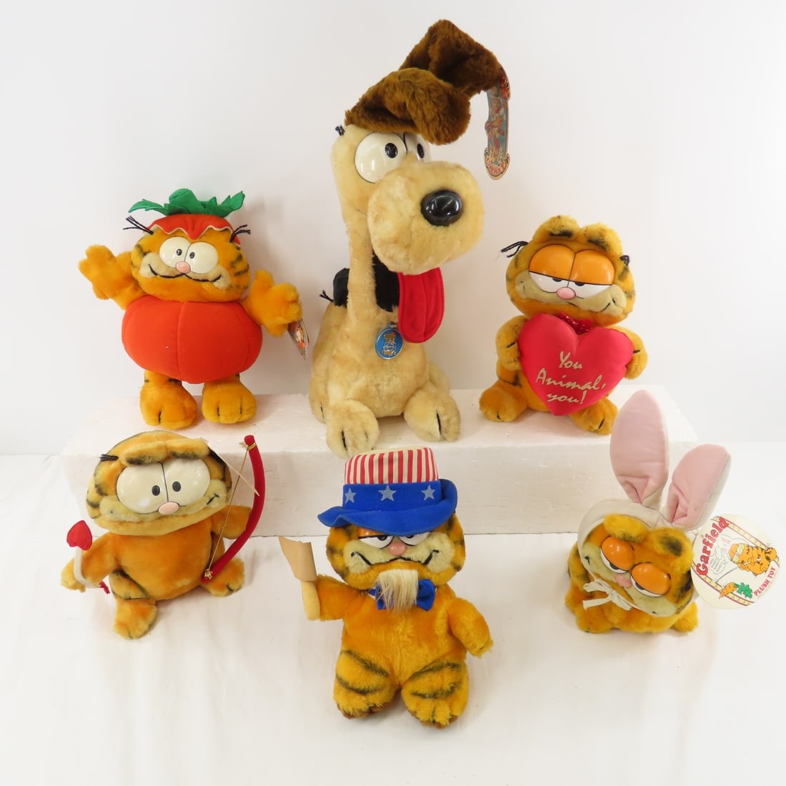 6 Vintage 1980's Holiday Garfield & 1 Odie Plush: 6 Vintage 1980's Holiday Garfield & 1 Odie Plush - all in used condition-most displayed- some with hang tags Please read terms & conditions and ask questions before bidding.