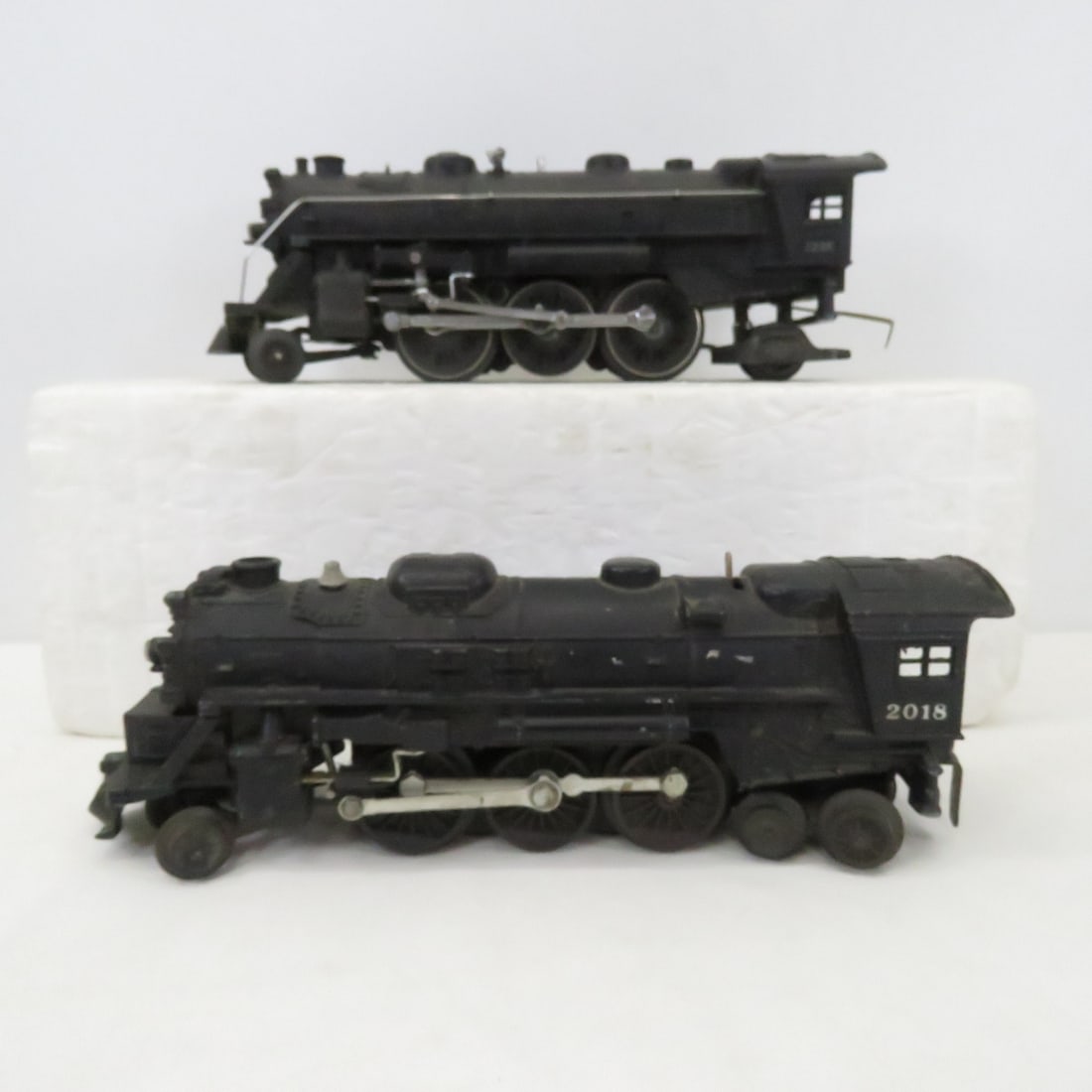Lionel O Gauge 224E and 2018G Locomotives: Lionel O Gauge 224E and 2018G Locomotives - 224E is a 2-6-2 in original box (damage), 2018G is a 2-6-4 in white box, untested Please read terms & conditions and ask questions before bidding.