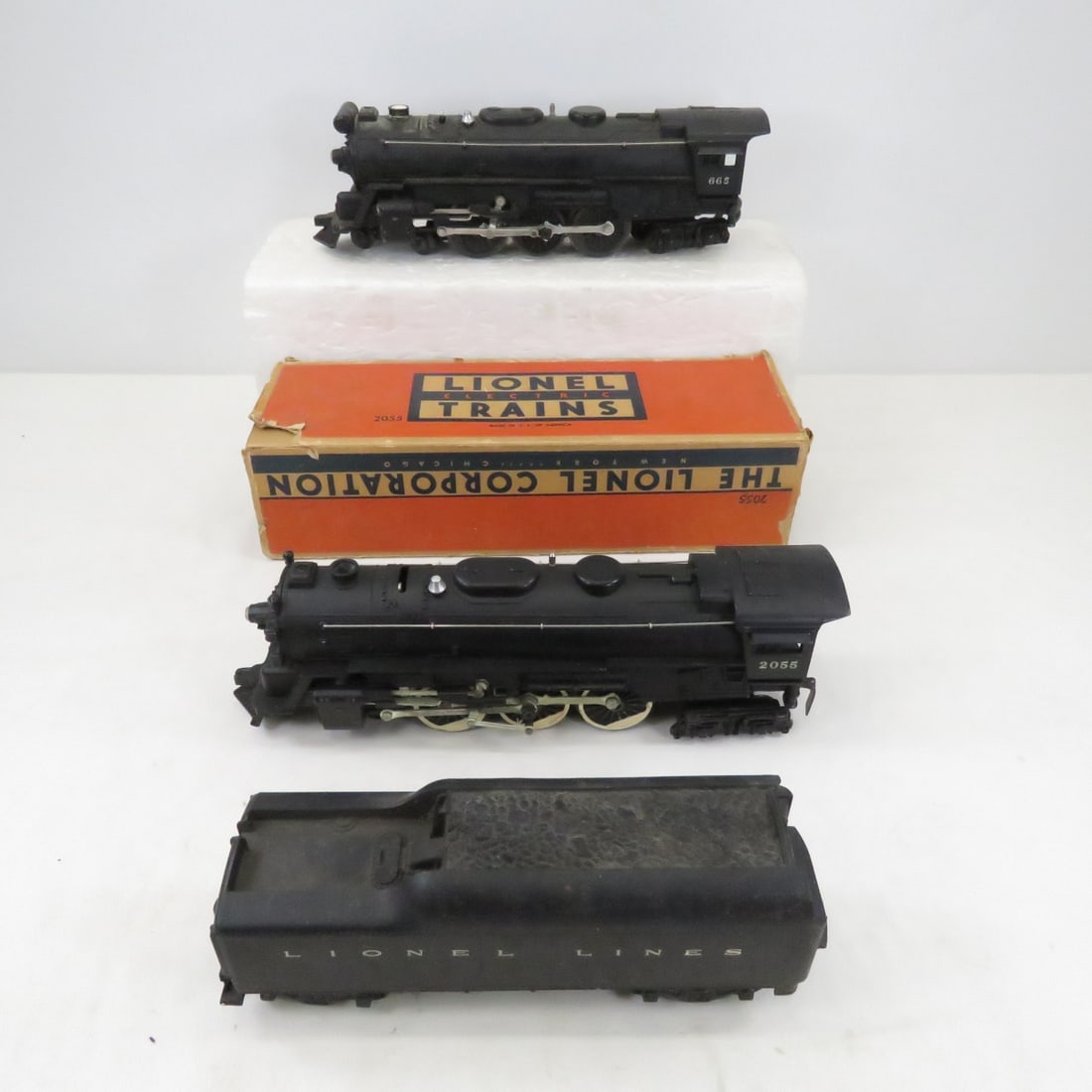 Lionel 665 & 2055(2) Locomotives & 2046W Tender: Lionel 665 & 2055(2) Locomotives & 2046W Tender - both are 4-6-4, 2055 in original box (damaged), other in white box, 665 in white box. O Gauge, untested Please read terms & conditions and ask questio