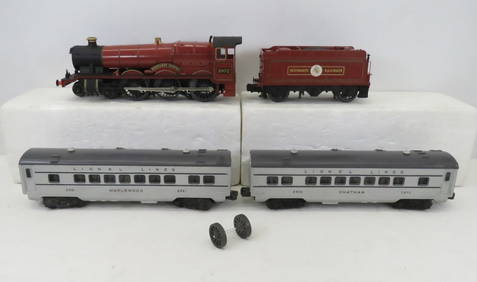 Lionel O Gauge 2 Passenger Cars & Hogwarts Loco (1 of 10)