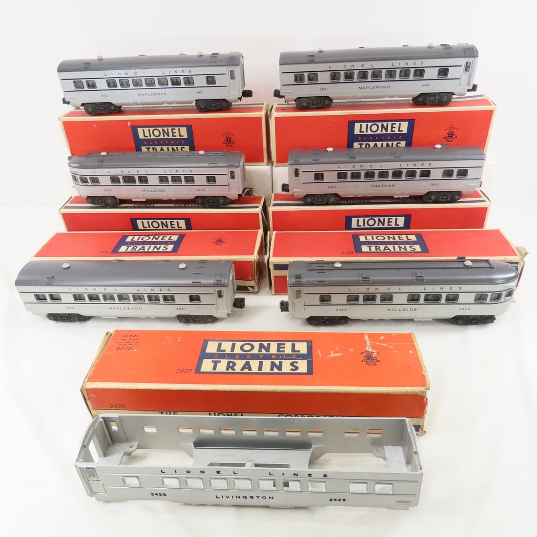 6 Lionel Illuminated Passenger Cars & 1 Shell (1 of 16)