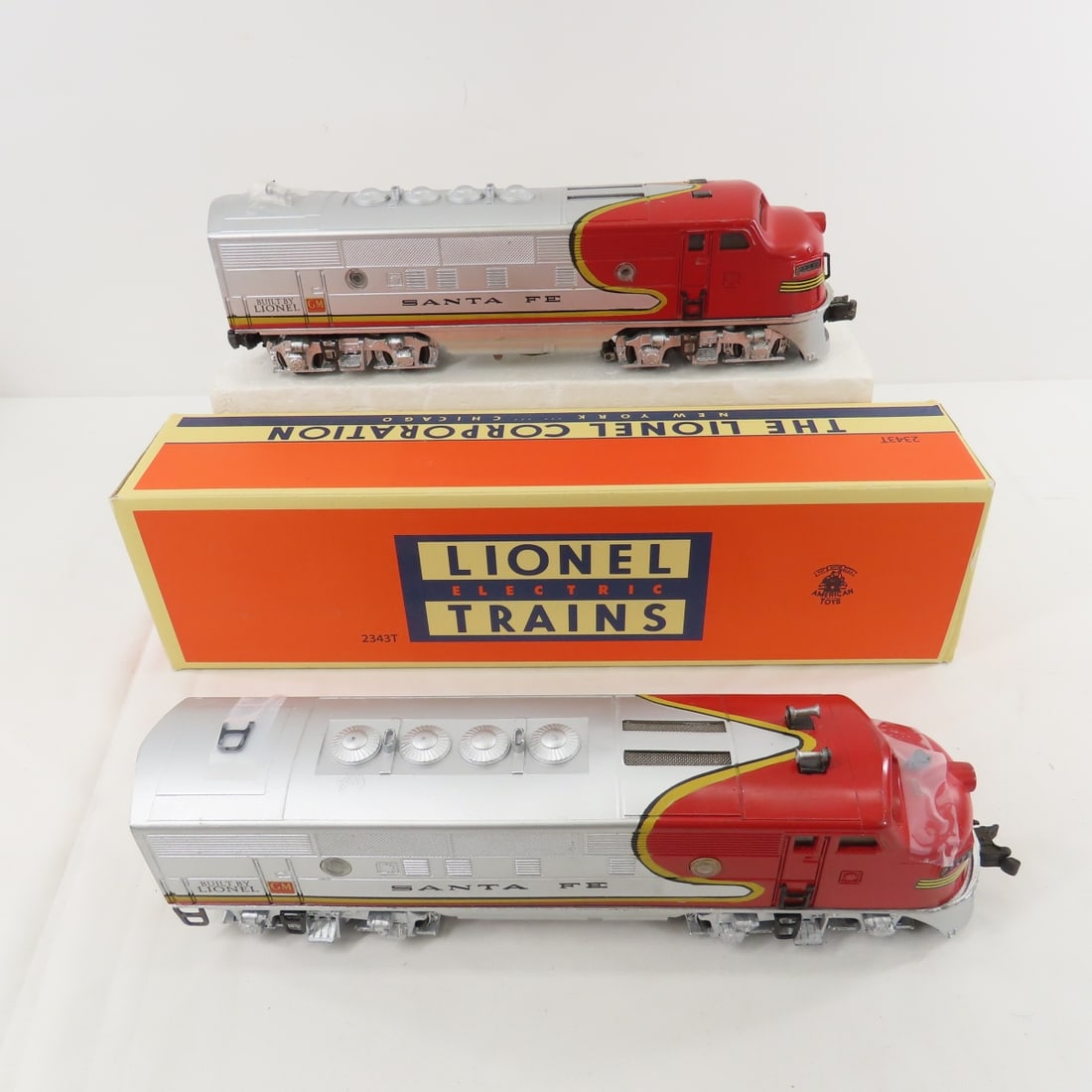 Vintage Lionel Santa Fe 2343P & 2343T Diesels (1 of 19)