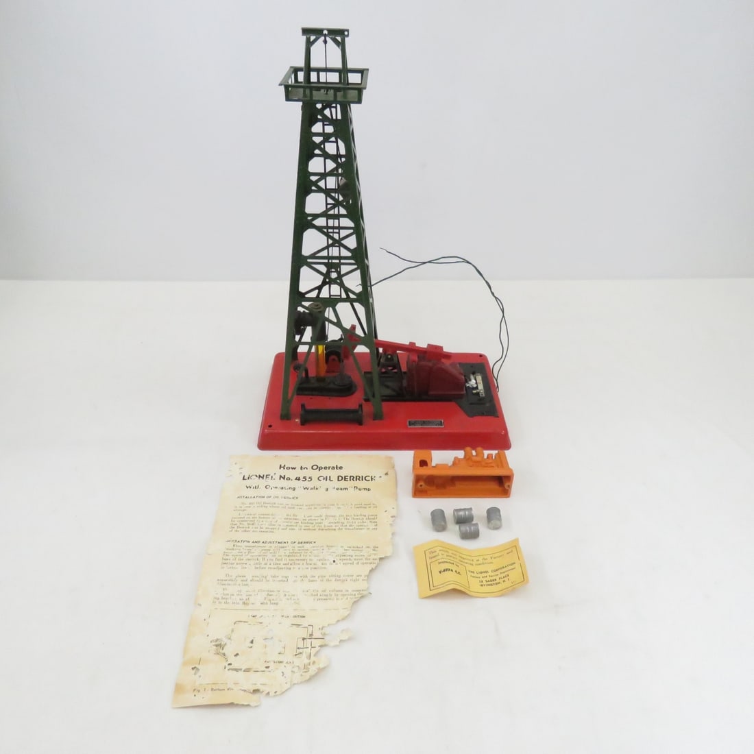 Lionel 455 Operating Oil Derrick and Pumper (1 of 13)