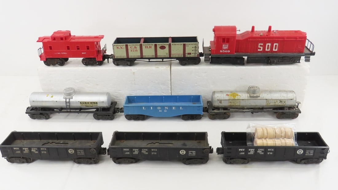 Lionel SOO Line 8569 Engine and Cars: Lionel SOO Line 8569 Engine and Cars - Please read terms & conditions and ask questions before bidding.