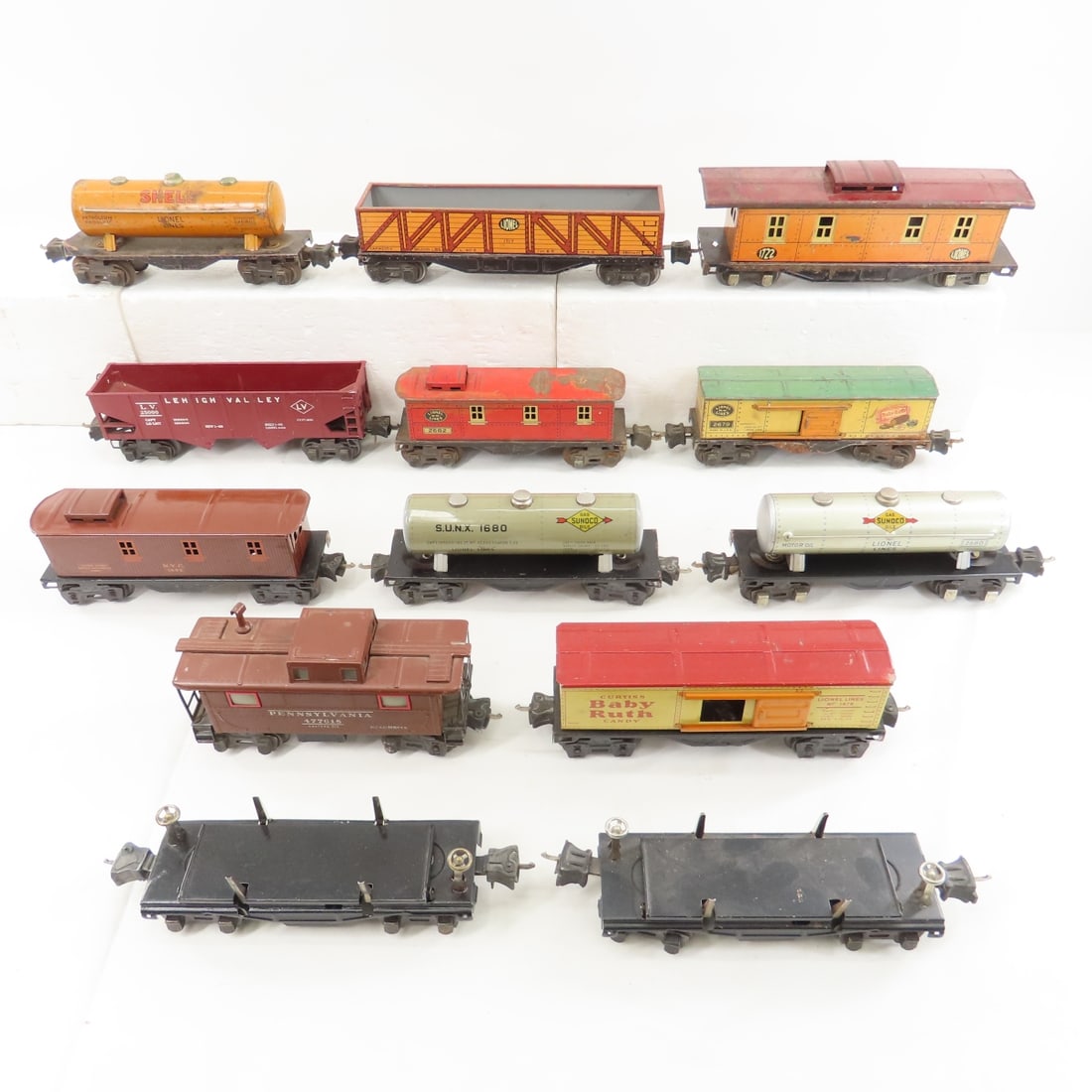 12 Pre War Lionel Tin Cars & Plastic Leigh Valley (1 of 16)