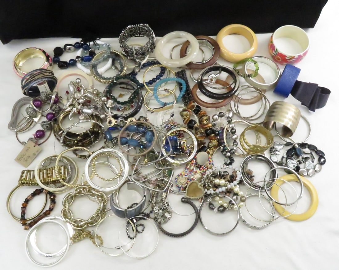 Vintage & Modern Fashion Bracelets & Bangles: Vintage & Modern Fashion Bracelets & Bangles - Please ask questions & read terms and conditions before bidding.