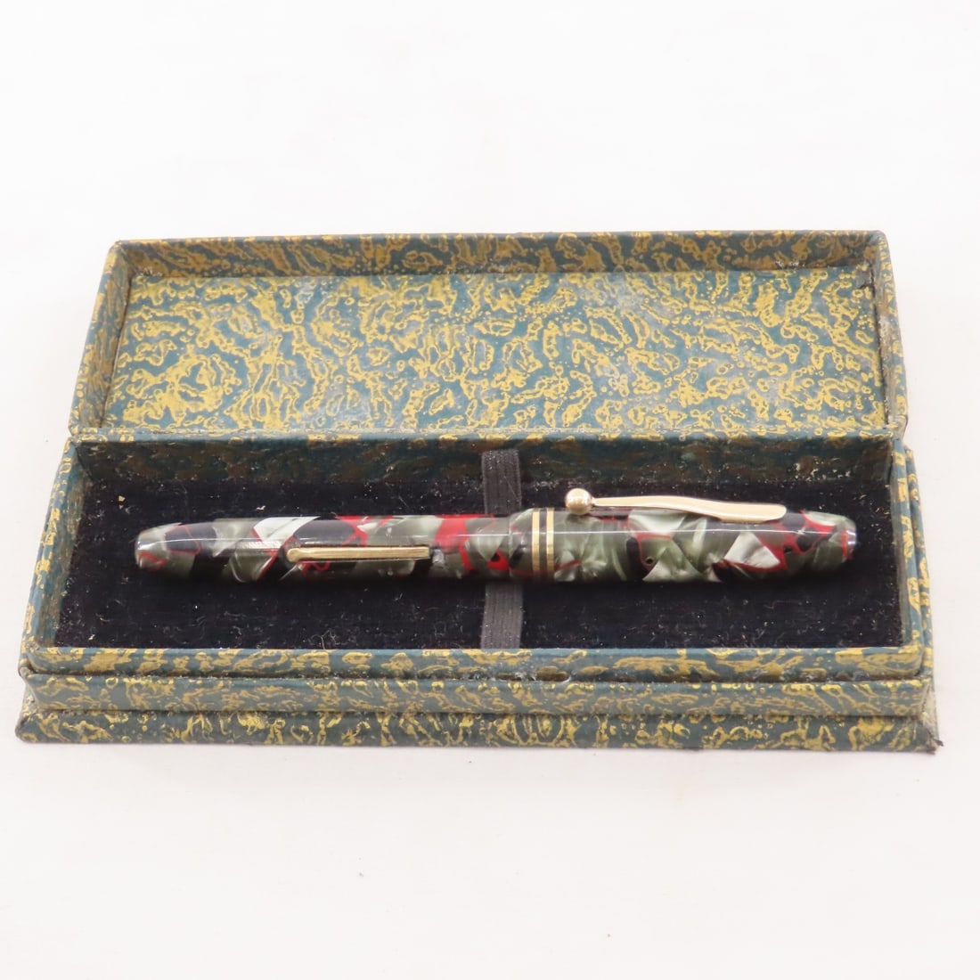 Dixie Fountain Pen with 14kt Nib in box: Dixie Fountain Pen with 14kt Nib in box - needs cleaning Please ask questions & read terms and conditions before bidding.