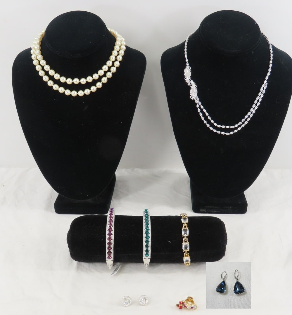 2 Karis Bracelets & Swarovski Jewelry: 2 Karis Bracelets & Swarovski Jewelry - Karis bracelets have holo tags with valid codes Please ask questions & read terms and conditions before bidding.