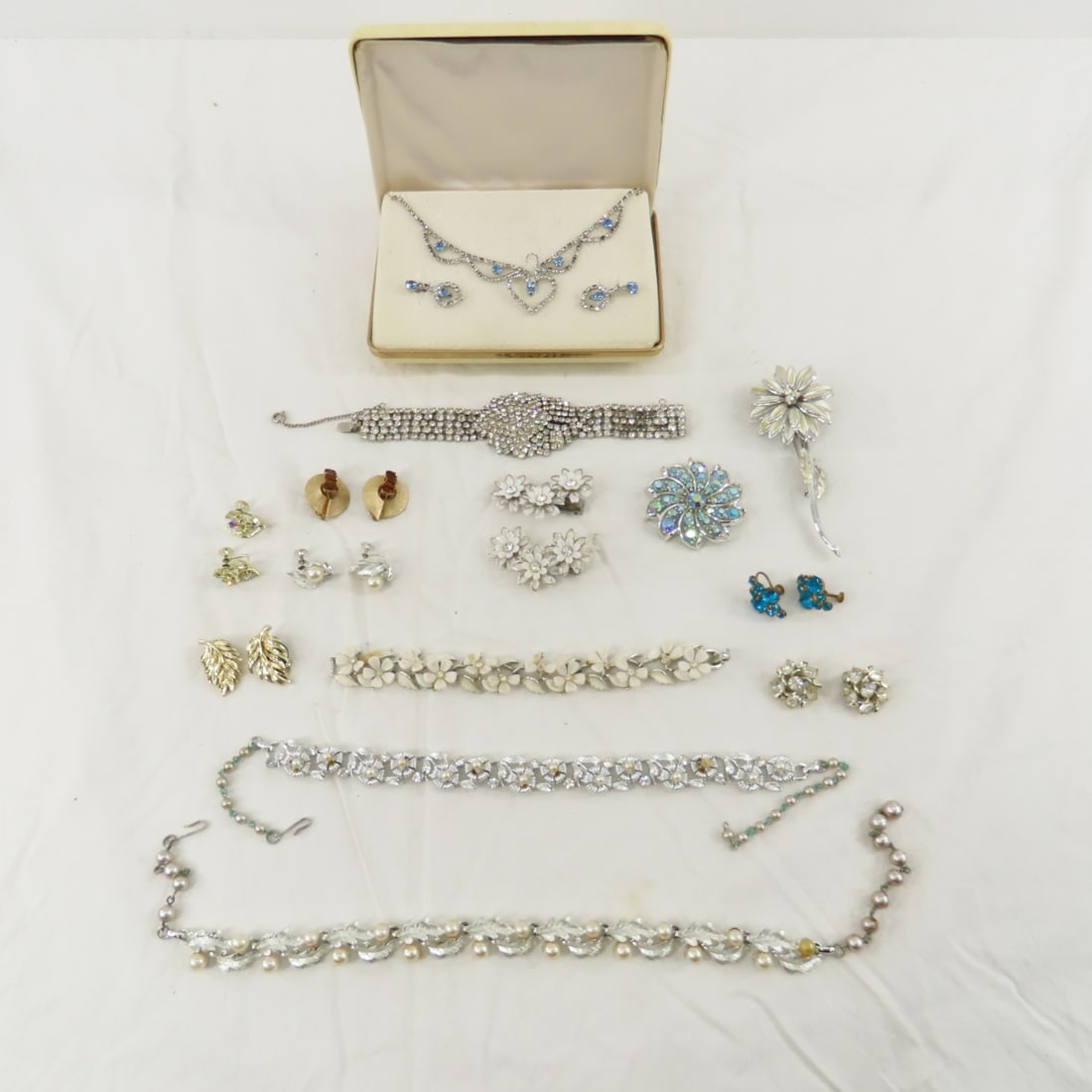 Lisner & Other Vintage Jewelry: Lisner & Other Vintage Jewelry - set in box is marked Please ask questions & read terms and conditions before bidding.