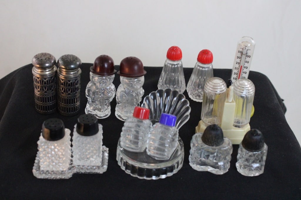 7 Sets S&P Shakers MOON MULLINS Bakelite Plus: 7 Sets S&P Shakers MOON MULLINS Bakelite Plus - Advertising Sample Thermometer. All as pictured. Please ask questions and rerad terms & conditions before bidding.