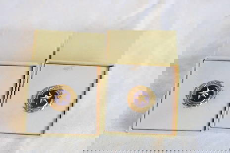 2 WW2 Gold Star Lapel Pins 08-01-1947: 2 WW2 Gold Star Lapel Pins 08-01-1947 - USA Act of Congress in Boxes as pictured. Please ask questions and rerad terms & conditions before bidding. 