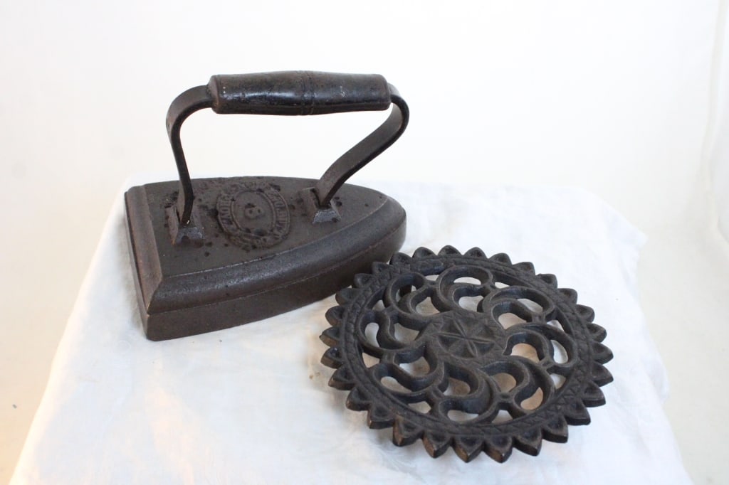 New England Butt Sad Iron & John Wright Trivet: New England Butt Sad Iron & John Wright Trivet - Both as pictured. Please ask questions and rerad terms & conditions before bidding.