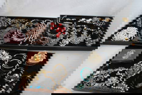 Costume Jewelry Lot: Costume Jewelry Lot - As pictured. Please ask questions and rerad terms & conditions before bidding. 