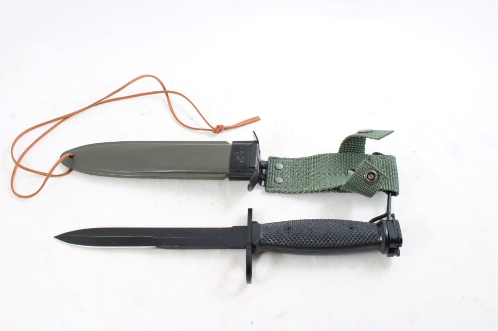SWI Bayonet in M8 Sheath: SWI Bayonet in M8 Sheath - As pictured. Please ask questions and rerad terms & conditions before bidding.